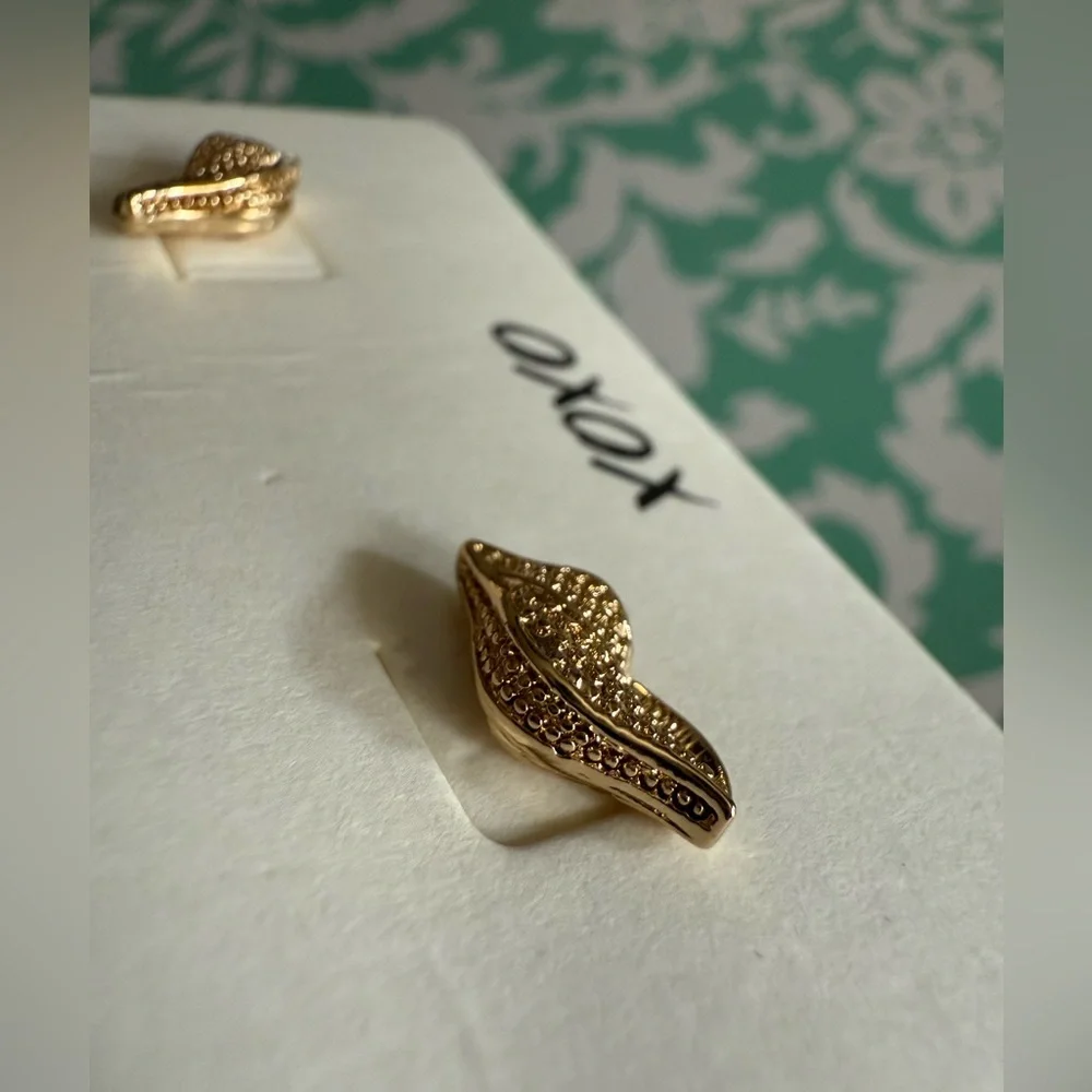 Banana Republic Gold-Tone Seashells Stud Earrings. New with tags